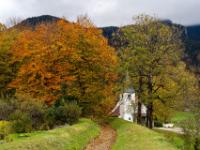 Herbstbäume am Lochgraben mit evangelischer Kirche in Aschau